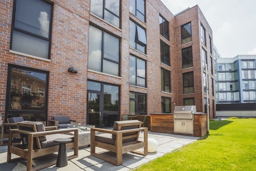 Building Photo - 830 N Milwaukee Ave