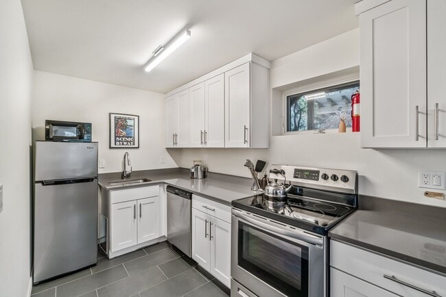 Building Photo - Fully Furnished, 2 Bedroom Rental - Great ...