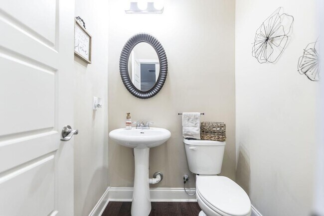 Building Photo - "Spacious 4-Bedroom Home with Granite Coun...