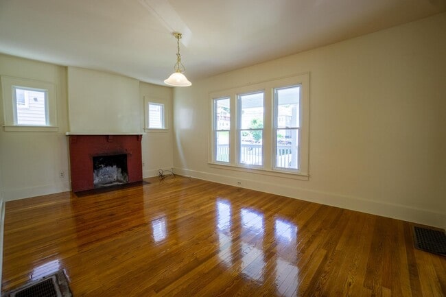 Building Photo - 2424 E Genesee St