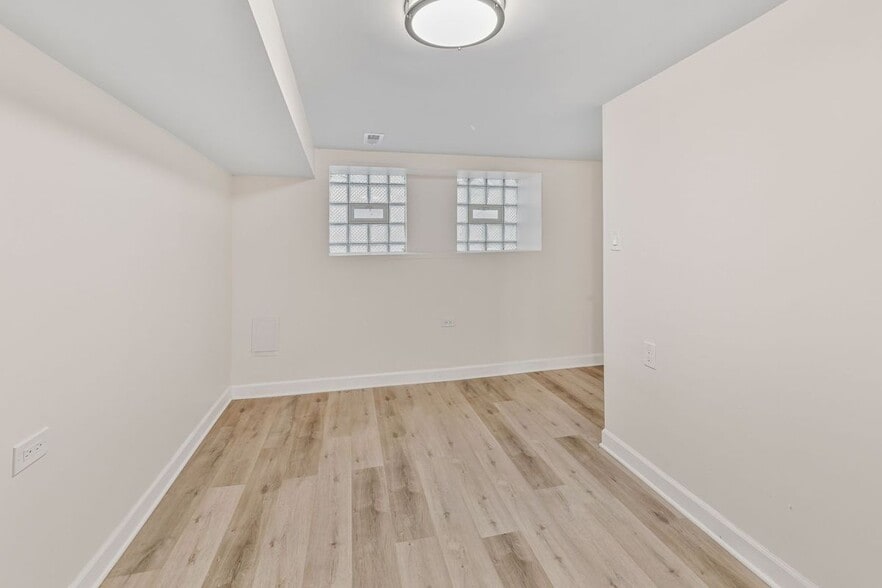 Building Photo - 1345 N Maplewood Ave