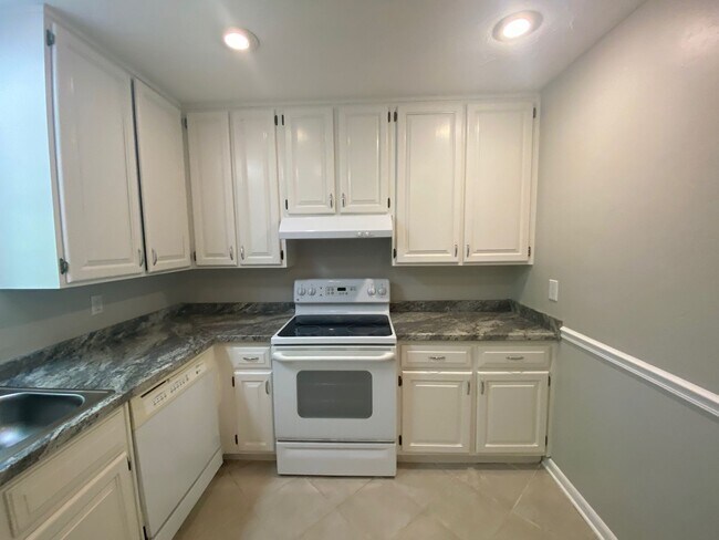Building Photo - 2408 Dundee Dr