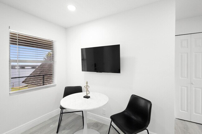 Building Photo - 1882 Lake St