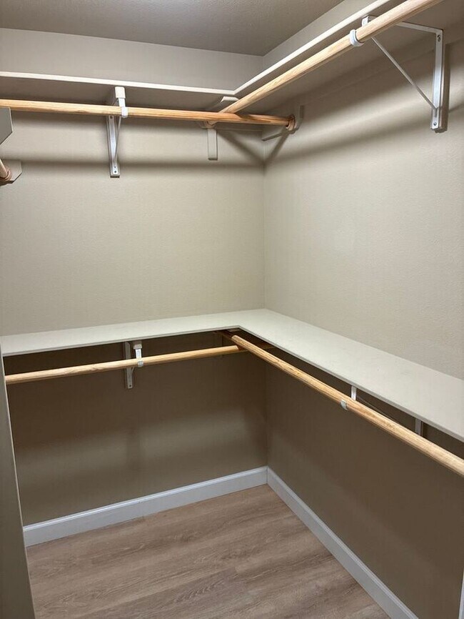 Building Photo - 5BR/3BA w/ Front Yard + Assigned Parking in Kingsbury, TX