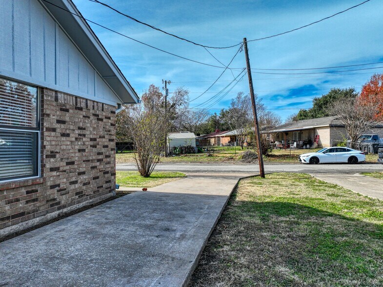 Building Photo - 2005 Interurban Blvd