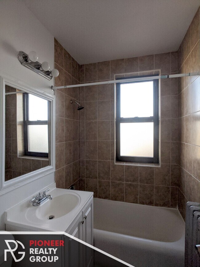 Building Photo - 2704 N Sawyer Ave