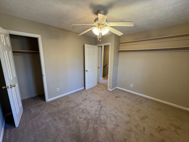 Building Photo - 2 Bedrooms, 1.5 Bathrooms - Townhome in West Rome!