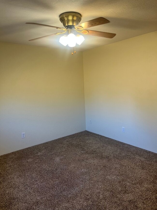 Building Photo - 3 Bedroom 2 Bath House