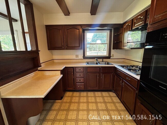 Building Photo - 1511 Narcissus St