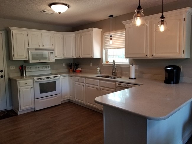 Building Photo - 2000 Ridgewood Dr