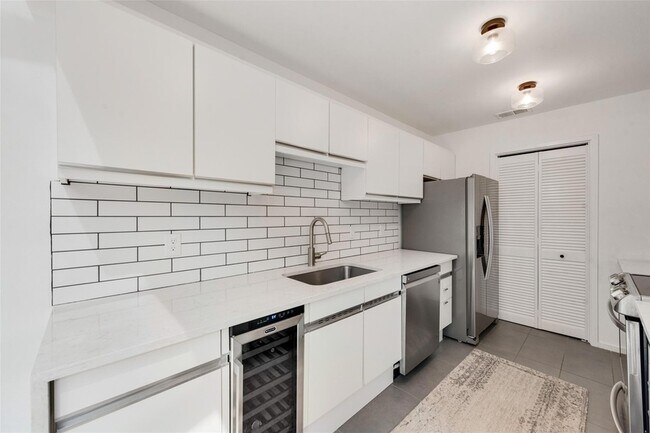 Building Photo - 5990 Lindenshire Ln