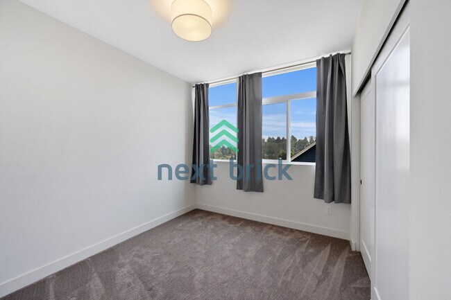 Building Photo - "Charming 3-Bedroom Townhouse Oasis in Heart of Seattle – Spacious 1460 Sq Ft with 2 Full Baths!"
