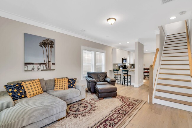 Building Photo - Charming Caribbean Cottage - Downtown Brad...