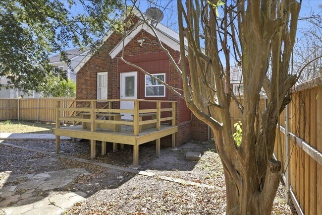 Building Photo - Move-In Ready 3BR/1.5BA Home with Private Backyard