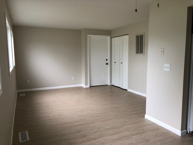 Building Photo - 3363 Mahoney Dr