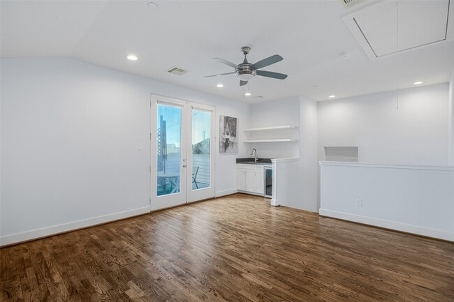 Building Photo - 2324 Camden Dr