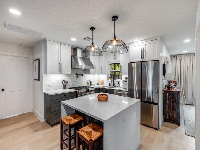 Building Photo - 2209 Fair Oaks Dr