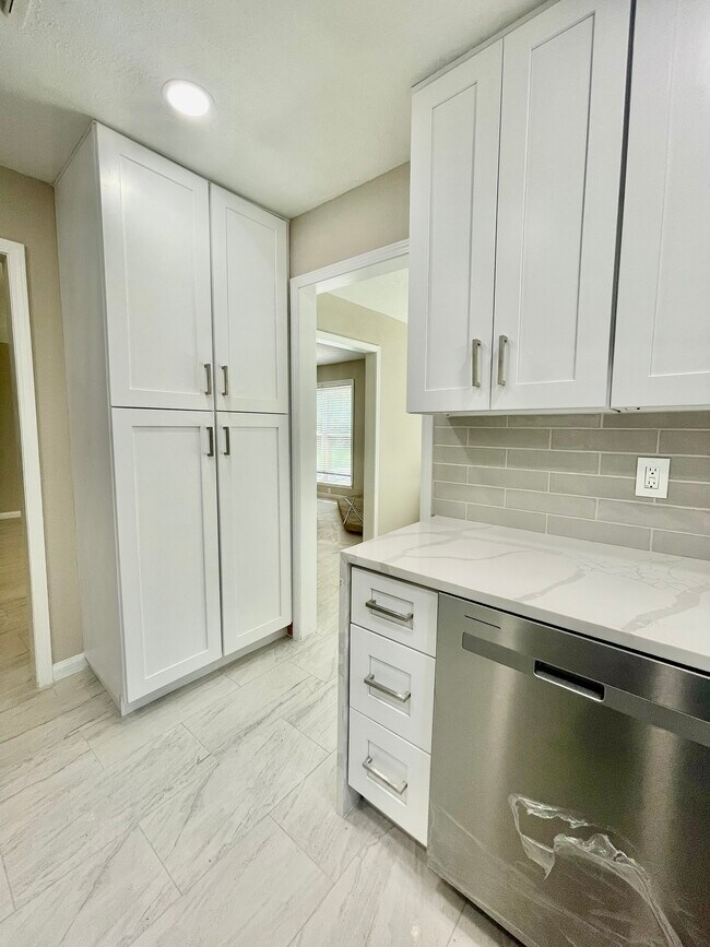 Building Photo - 1811 Hanbury Ct