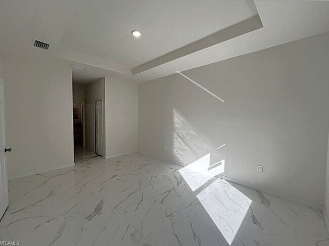 Building Photo - Large 4 bedroom, 3 bath, 2 car garage-MOVE...