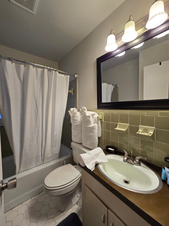 Building Photo - 1565 Jefferson Rd