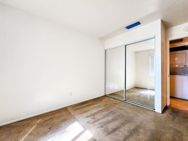 Building Photo - 1 Bedroom Condo For Rent