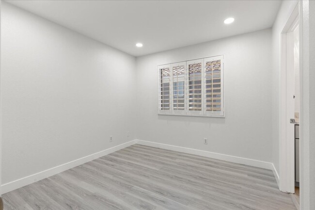Building Photo - Completely Remodeled Modern 3 Bedroom Prop...