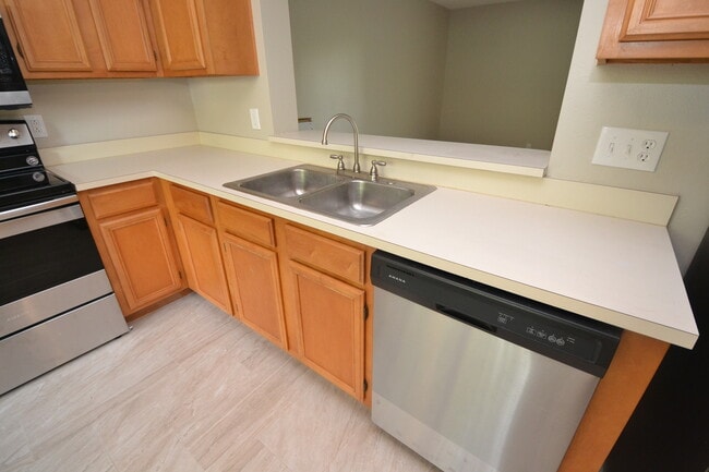 Building Photo - Beautiful 2/2.5 Winter Springs Townhome ~ Newer Paint & Flooring ~ End Unit with Pond View!