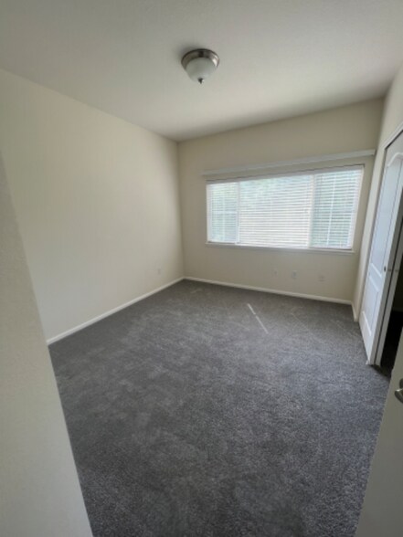 Building Photo - 2307 Calais Dr