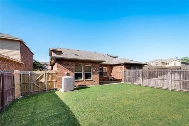 Building Photo - Ready Now- Beautiful 3 bed, 2bath Home Loc...