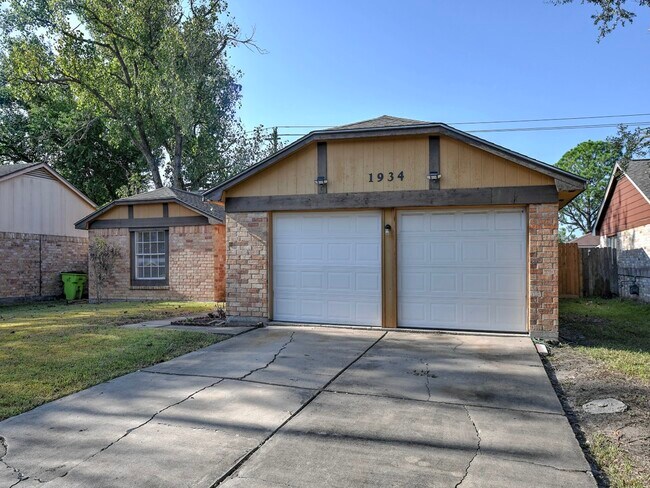 Primary Photo - 1934 Feather Ridge Dr