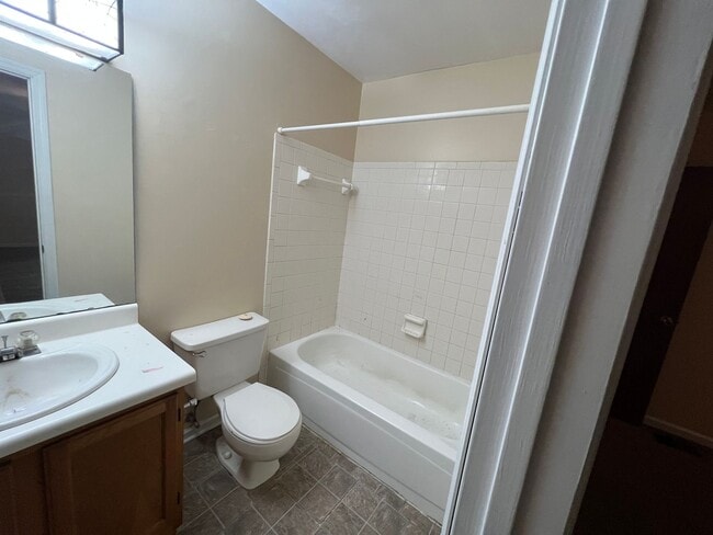 Building Photo - Cute 2 bedroom 2 bathroom townhome close t...