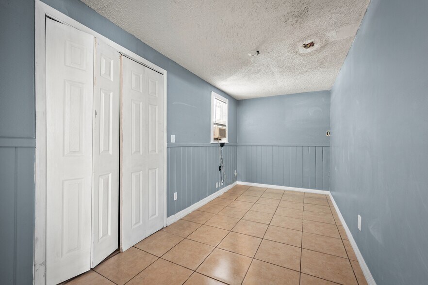 Building Photo - 304 Bernard Rd