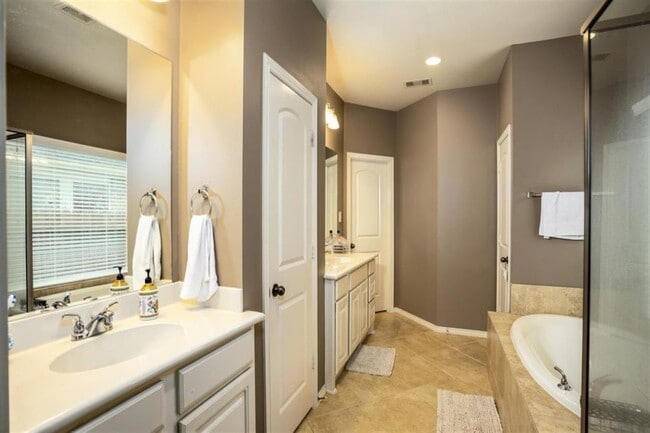 Building Photo - 2614 Misty Laurel Ct