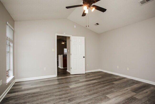 Building Photo - 7832 Sarah Ann Dr S