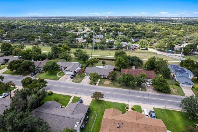 Building Photo - 1700 Deep Wood Dr
