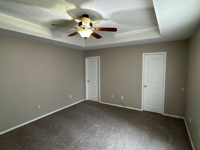 Building Photo - 3 Bedroom! 2 Baths! 2 Car Garage!  Kickapo...