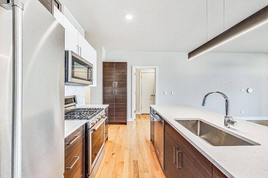 Building Photo - 1641 W Grand Ave