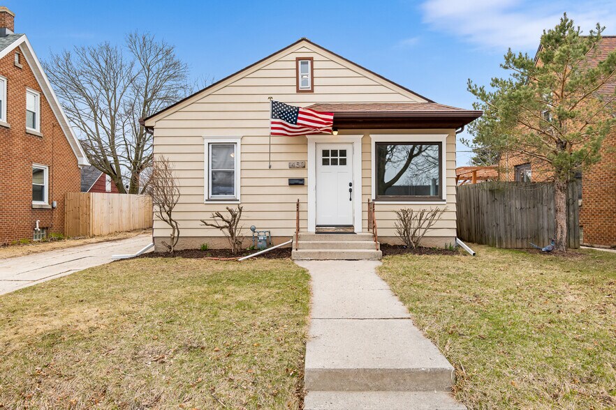 Primary Photo - 1450 S 20th St