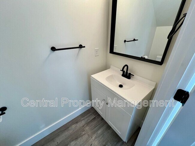 Building Photo - 32 Beverly Hills Dr