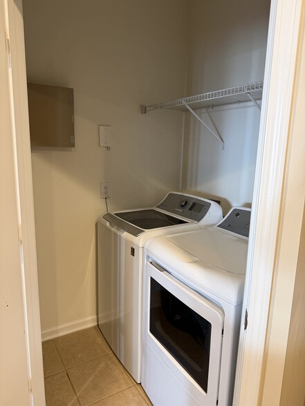 Building Photo - 6801 Hanesbrook Cir