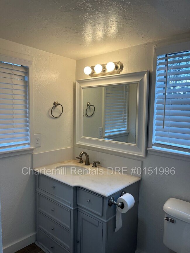 Building Photo - Wonderful, charming, home with large front porch in Kenwood