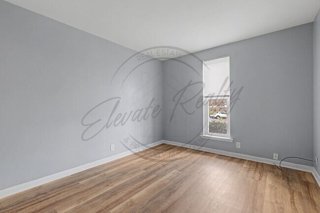 Building Photo - Two Bedroom Condo, First Floor, across from Madison Park with stackable washer/dryer!