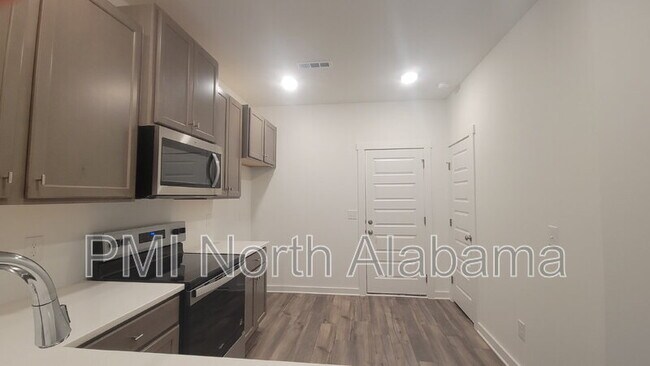 Building Photo - 7597 Discovery Pt Dr NW