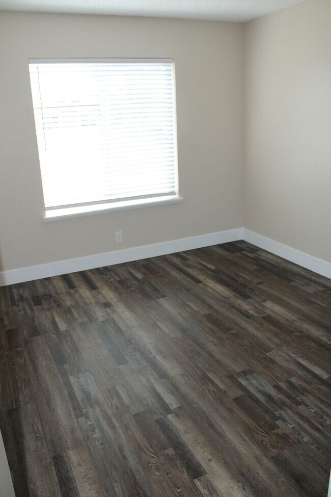 Building Photo - Updated 4 bedroom, 1 1/2 bathroom Townhome...