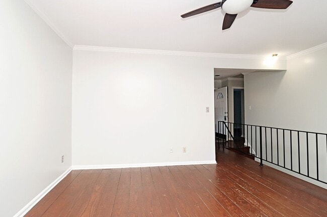 Building Photo - Move-in Ready End-Unit Stonehenge Townhome
