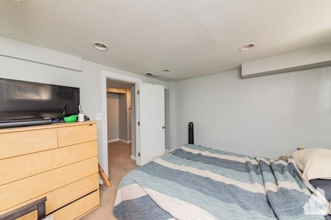 Building Photo - 4 bedroom in Chicago IL 60613