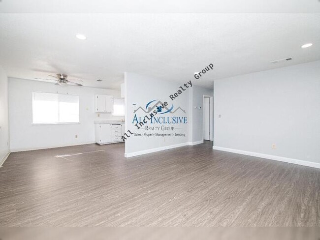 Building Photo - Stunning Renovated 3-Bedroom Home with 2 C...