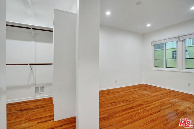 Building Photo - 476 S Roxbury Dr