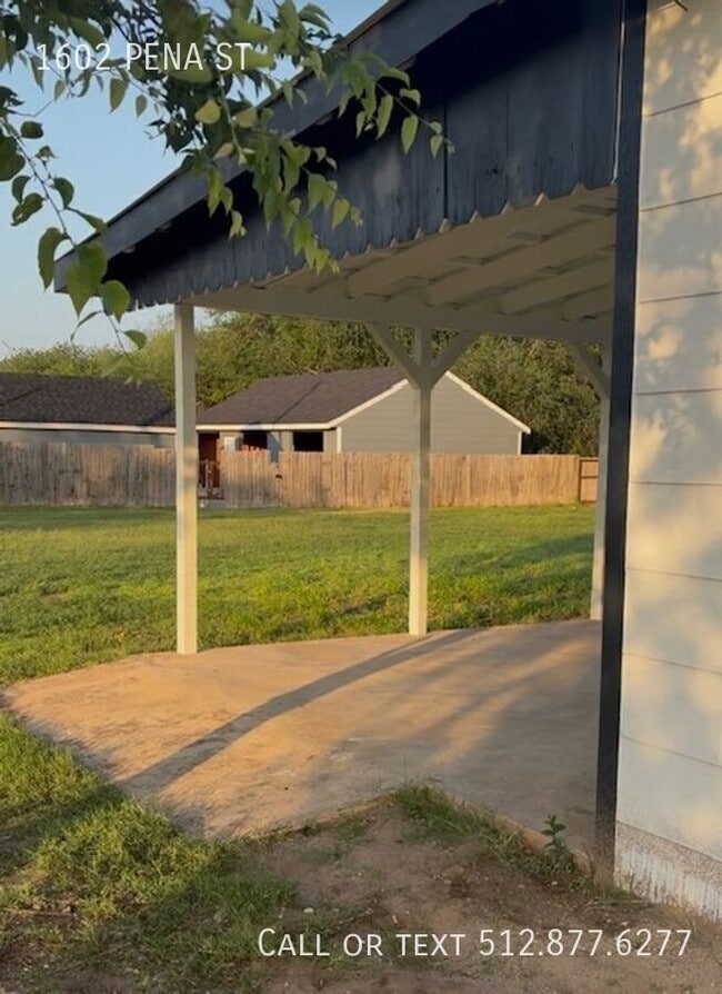 Building Photo - 1602 Pena St