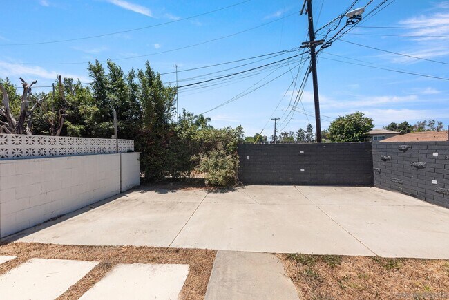 Building Photo - 2548 Violet St